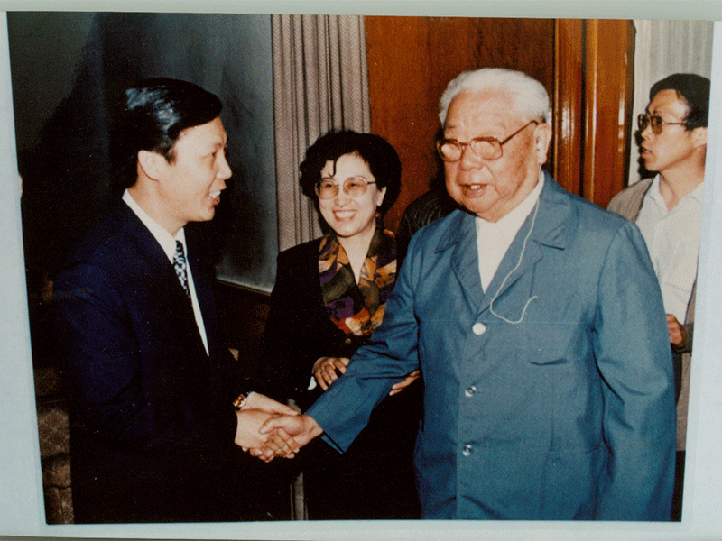 原国家顾问委员会委员陈锡联-握手合影