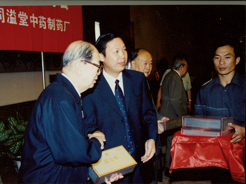 第九届全国政协副主席孙浮凌握手合影